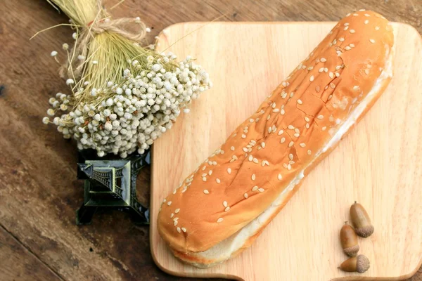 Pane salsiccia su un vintage di legno — Foto Stock