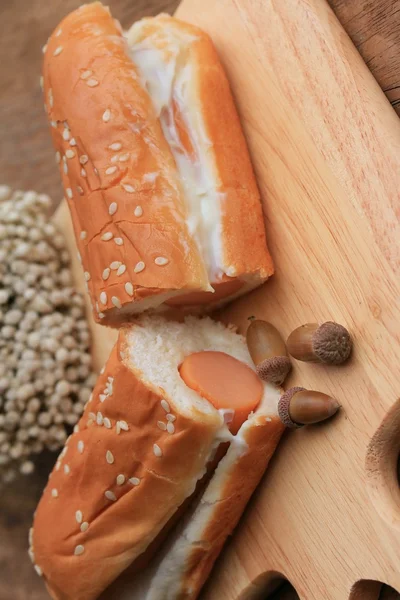 Pão de salsicha em uma safra de madeira — Fotografia de Stock