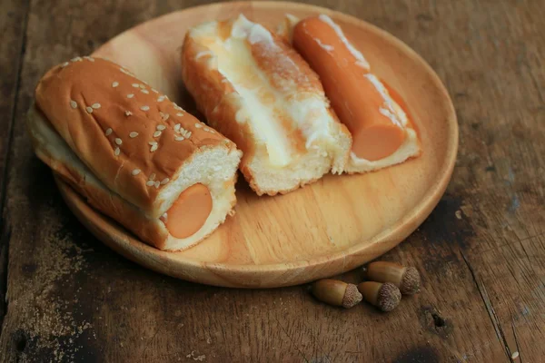 Ψωμί λουκάνικο σε ένα ξύλινο vintage — Φωτογραφία Αρχείου