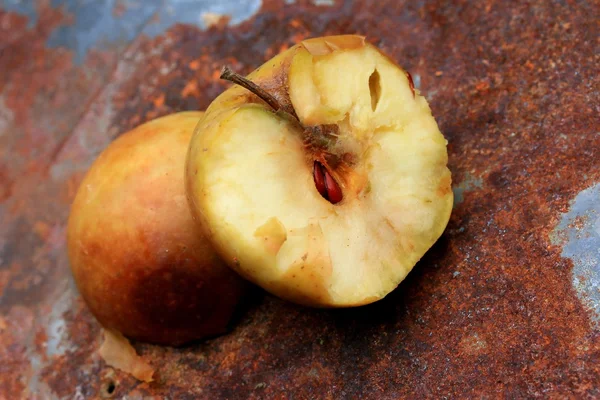 Manzana podrida verde — Foto de Stock