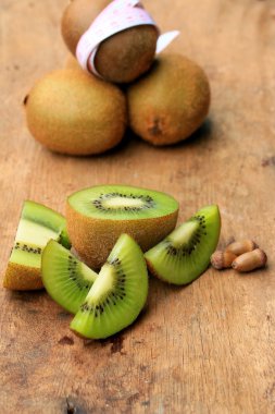 taze kivi ve şerit metre