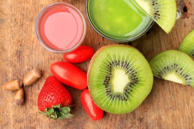 taze kivi suyu ve ahşap vintage üzerinde çilek