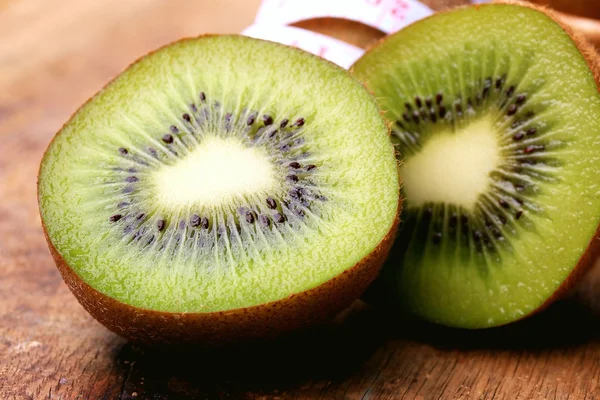Fructe proaspete kiwi și bandă de măsură — Fotografie, imagine de stoc