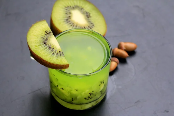 Jus de kiwi frais — Photo