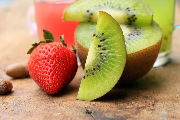 Jus de kiwi frais et fraise sur bois vintage — Photo