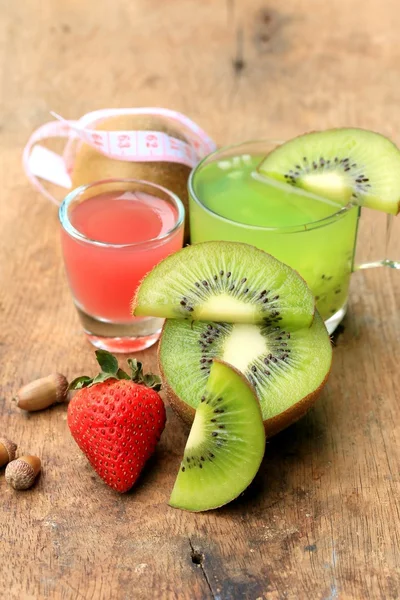 Juice friss kiwi és a strawberry fa szüret a — Stock Fotó