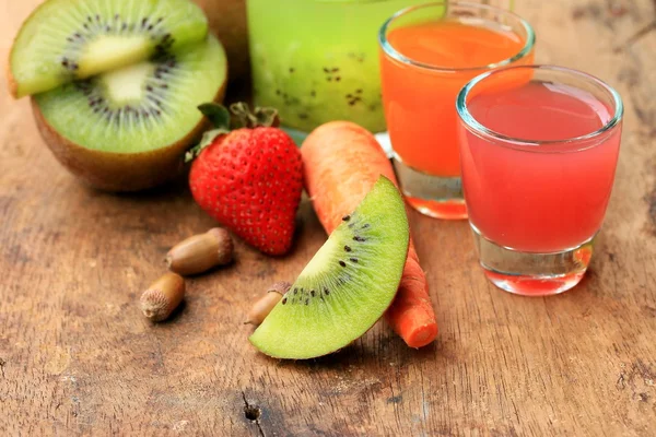 Fresh kiwi juice and strawberry on wood vintage — Stock Photo, Image