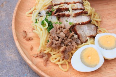 domuz noodle ve haşlanmış yumurta - Japon yemekleri