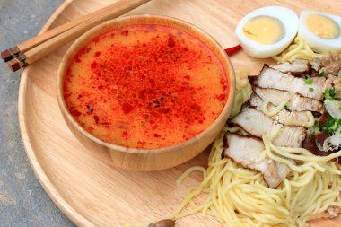 Baharatlı domuz ramen çorbası - Japon yemekleri