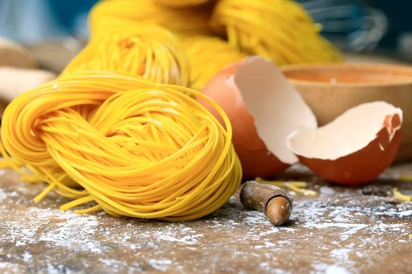 Yellow noodles drying on wood background — Stock Photo, Image