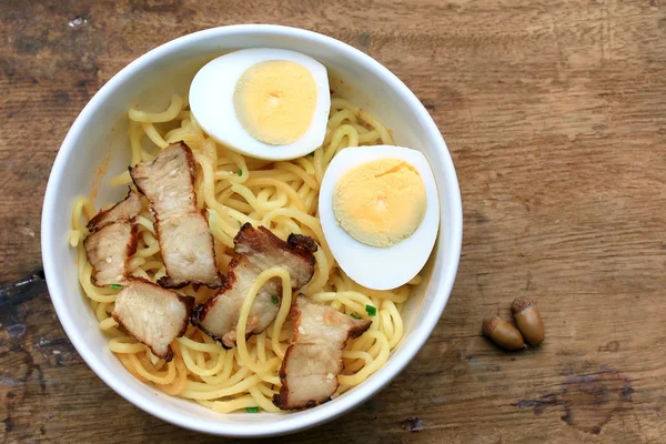 猪肉面条和煮鸡蛋-日本食品 — 图库照片