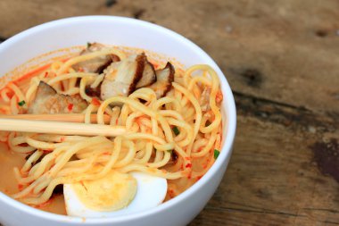Baharatlı domuz ramen çorbası - Japon yemekleri