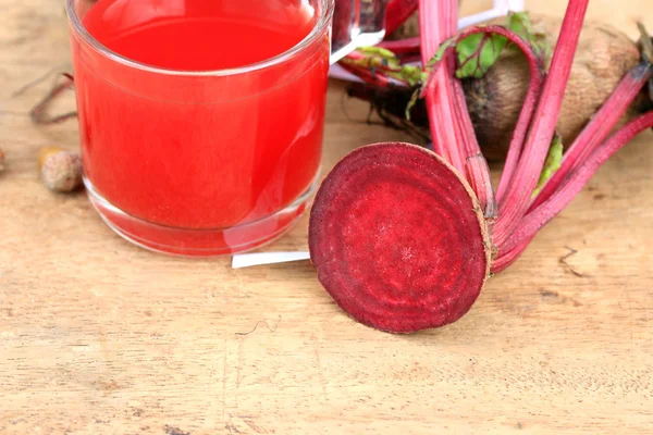 Jugo de remolacha de verduras frescas y una cinta métrica — Foto de Stock