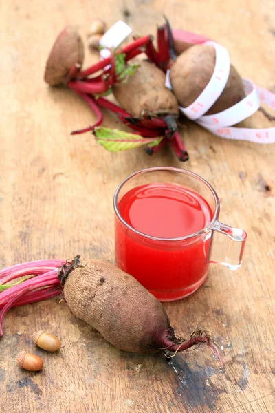 Jugo de remolacha de verduras frescas y una cinta métrica — Foto de Stock