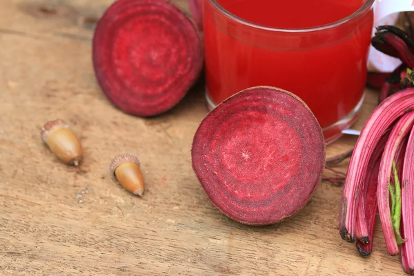 Jus de betterave aux légumes frais et ruban à mesurer — Photo