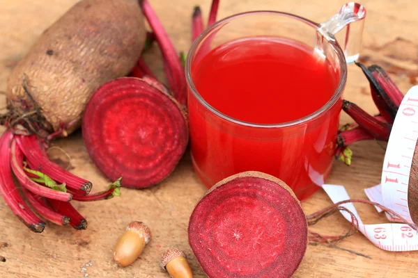 Jugo de remolacha de verduras frescas y una cinta métrica — Foto de Stock