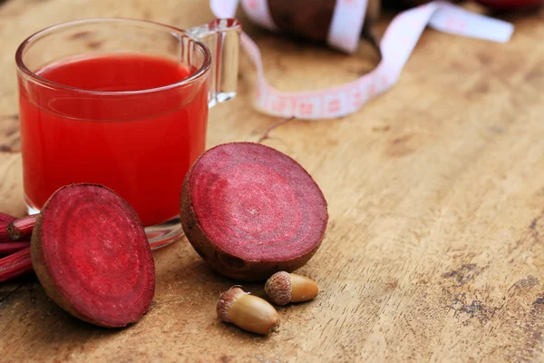 Jugo de remolacha de verduras frescas y una cinta métrica — Foto de Stock