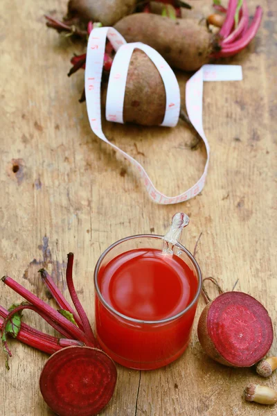 Jugo de remolacha de verduras frescas y una cinta métrica — Foto de Stock