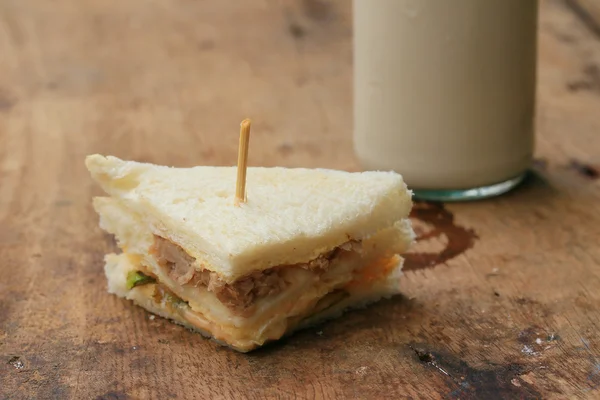Tonno sanwich e latte di soia — Foto Stock