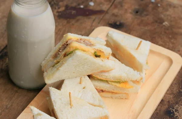 Sanwich de atún y leche de soja — Foto de Stock