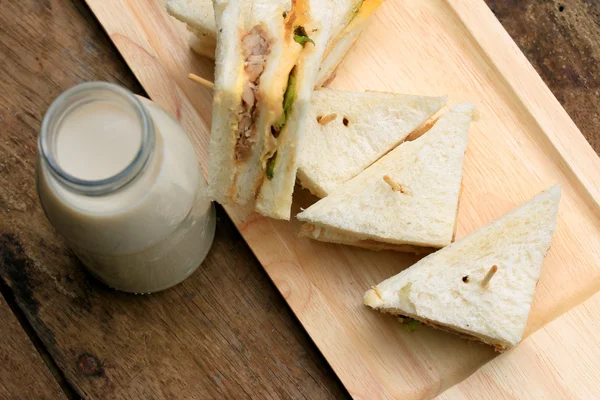 Sanwich de atún y leche de soja — Foto de Stock