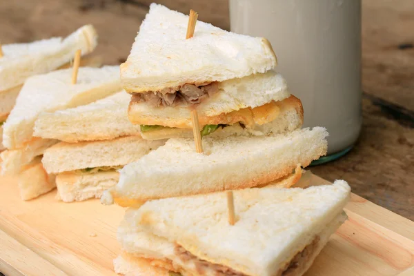 Thunfisch-Sandwich und Sojamilch — Stockfoto