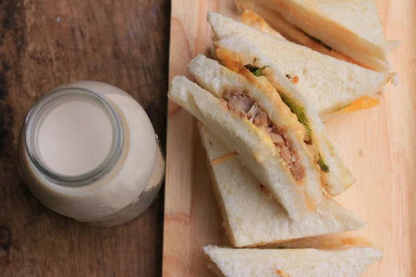 Thunfisch-Sandwich und Sojamilch — Stockfoto