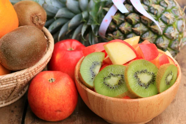 Friskt blandad frukt till färgglada — Stockfoto