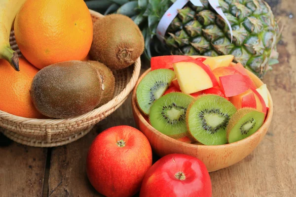 Zdrowe owoce mieszane na kolorowy — Zdjęcie stockowe