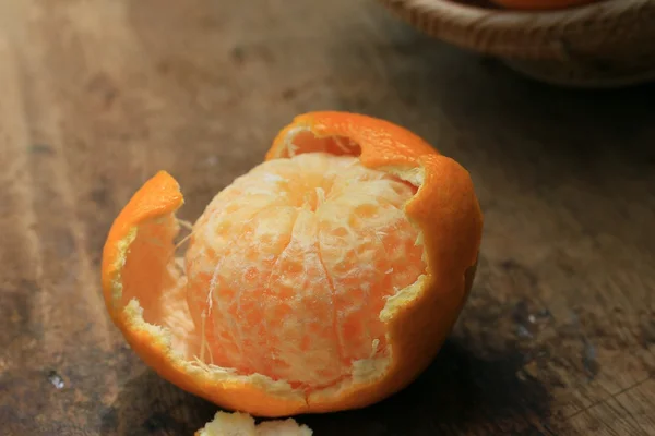Fruta naranja sobre madera vintage — Foto de Stock