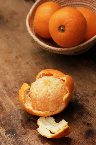 Fruta naranja sobre madera vintage — Foto de Stock