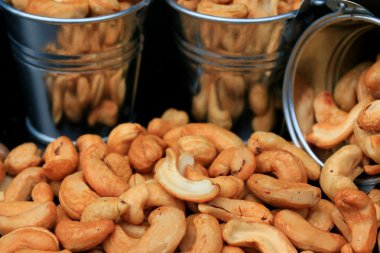 yığın kaju fıstığı ve siyah arka plan üzerine tuz