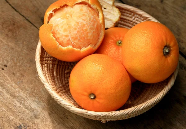 Fruta laranja em madeira vintage — Fotografia de Stock