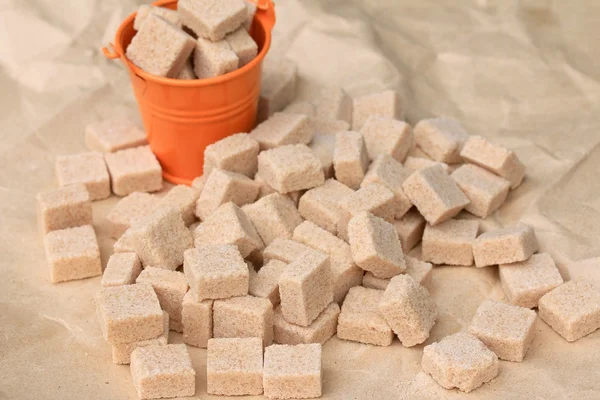 Tas de cubes de sucre sur naturel — Photo