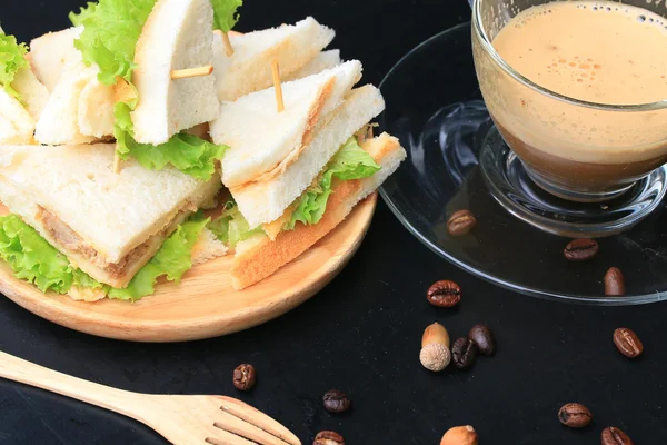 Сэндвичи с тунцом и горячий кофе — стоковое фото