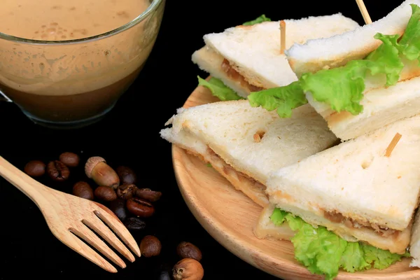 Bocadillos de atún y café caliente — Foto de Stock