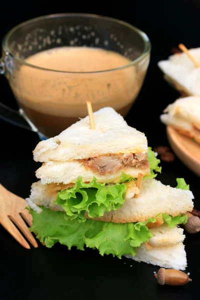 Thunfisch-Sandwiches und heißer Kaffee — Stockfoto