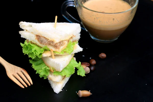 Thunfisch-Sandwiches und heißer Kaffee — Stockfoto