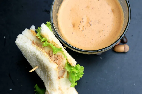 Thunfisch-Sandwiches und heißer Kaffee — Stockfoto