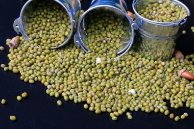 siyah arka plan üzerine kurutulmuş taze fasulye