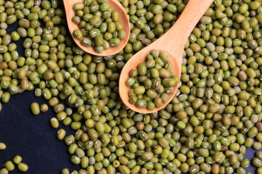 siyah arka plan üzerine kurutulmuş taze fasulye