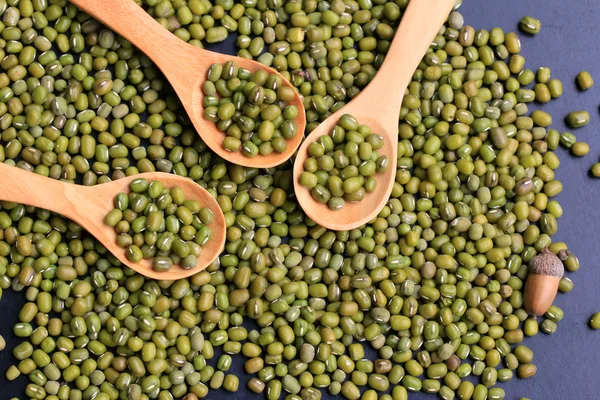 Fagiolini secchi su fondo nero — Foto Stock