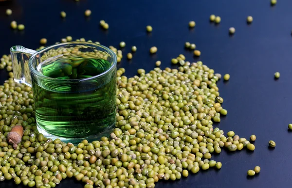 Fagiolini secchi e clorofilla d'acqua su fondo nero . — Foto Stock