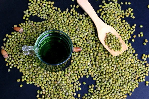 Fagiolini secchi e clorofilla d'acqua su fondo nero . — Foto Stock