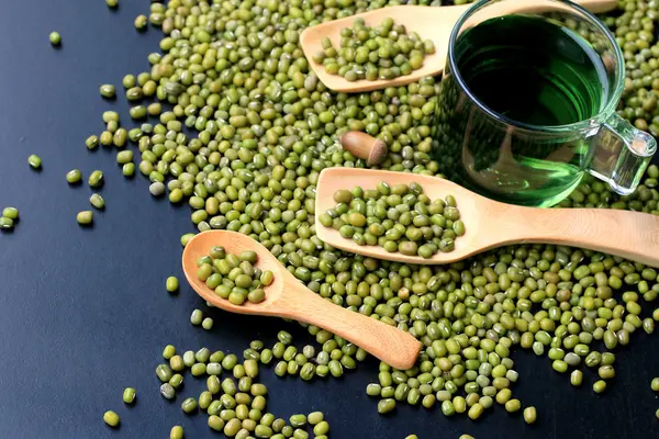 Fagiolini secchi e clorofilla d'acqua su fondo nero . — Foto Stock