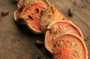 kurutulmuş bael meyve dilimleri