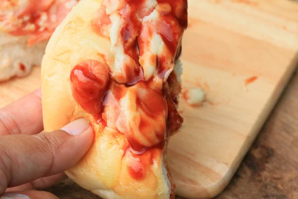 Пицца с сосисками — стоковое фото
