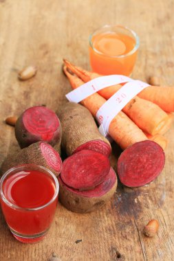 taze pancar ve havuç suyu karışımı