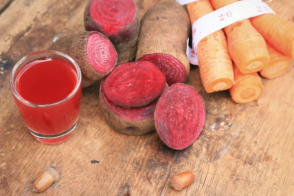 Mistura de beterraba fresca e suco de cenoura — Fotografia de Stock