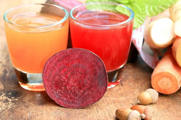 Mezcla de remolacha fresca y jugo de zanahoria — Foto de Stock